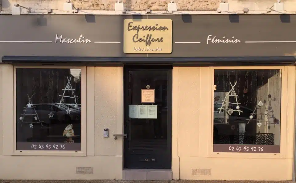 Façade et enseigne du salon Expression Coiffure à Noyen-sur-Sarthe.