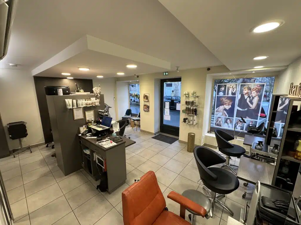 Trois postes de coiffage ainsi qu'une vue de la caisse et de l'entrée du Salon Expression Coiffure à Noyen-sur-Sarthe.
